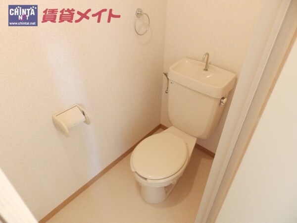 トイレ(トイレ同型参考写真)