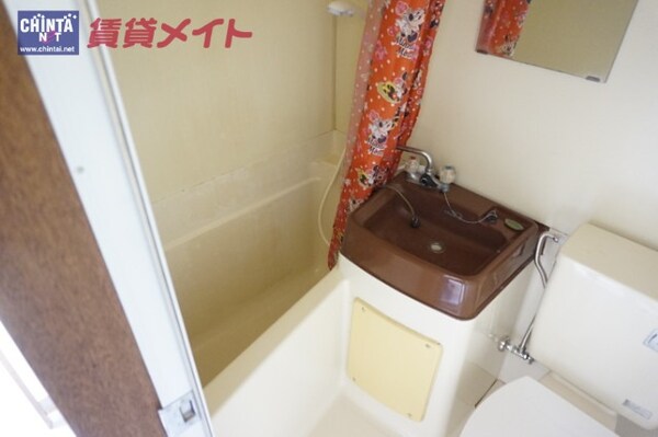 洗面設備(同一物件の別部屋の写真です)