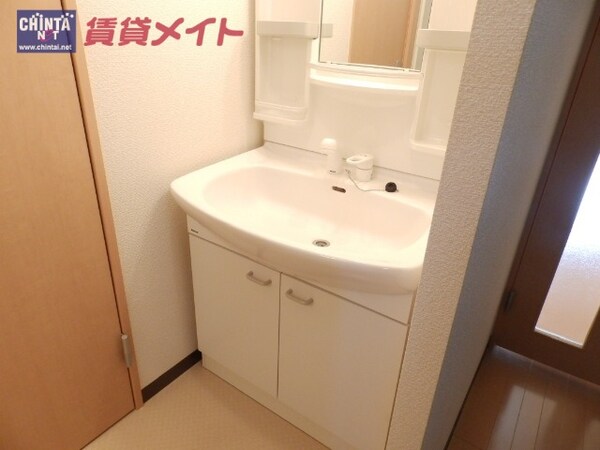 洗面設備(同一物件の別部屋の写真です。)