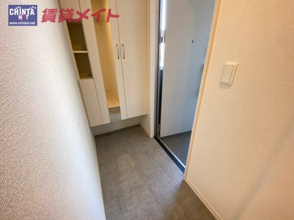 玄関(同物件別部屋の写真)