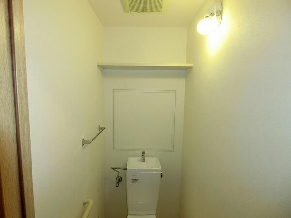 トイレ(トイレ上部棚。画像は204号室です。)