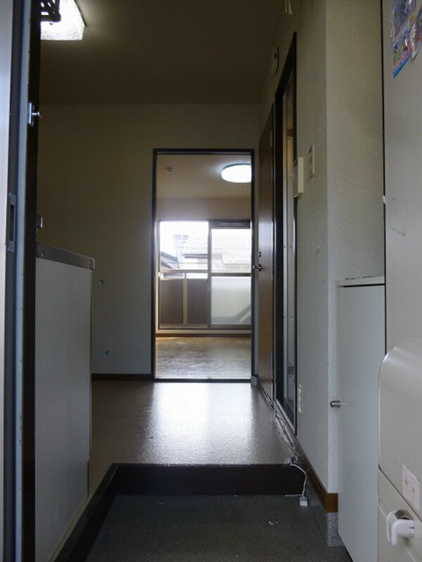 玄関(写真は202号室です)