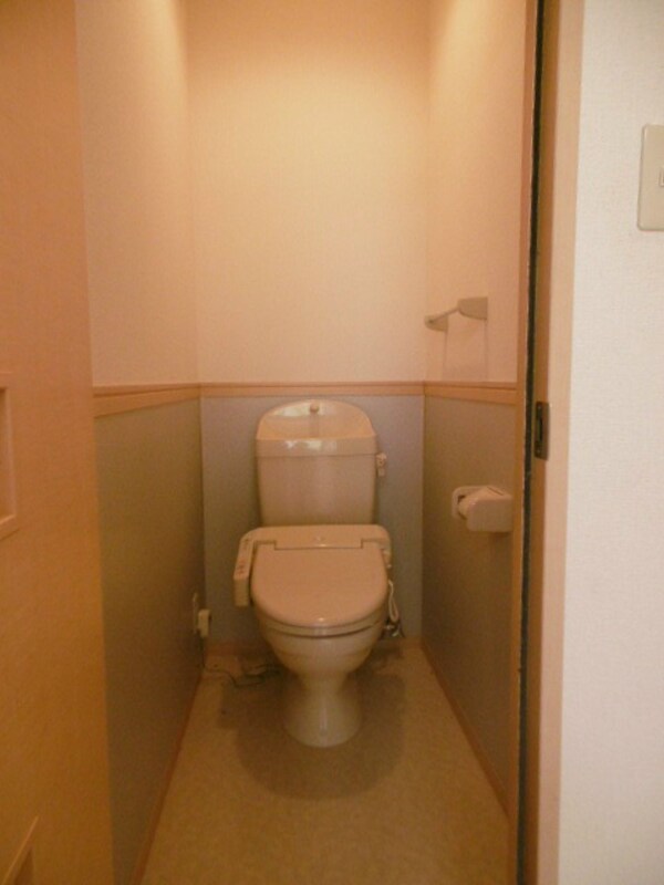 トイレ(※写真は　201号室（反転）)