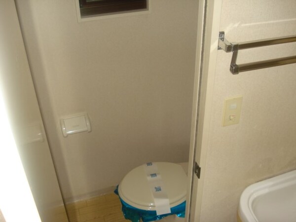 トイレ(※写真は102号室のお部屋です。)