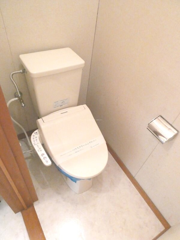トイレ(写真は201号室です（参考）)