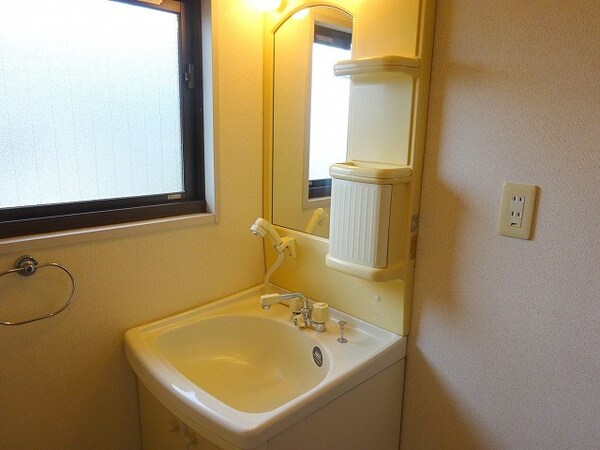 洗面所(写真は201号室です。（参考）)