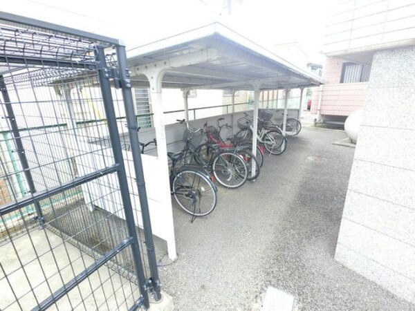 駐車場(屋根付き駐輪場)