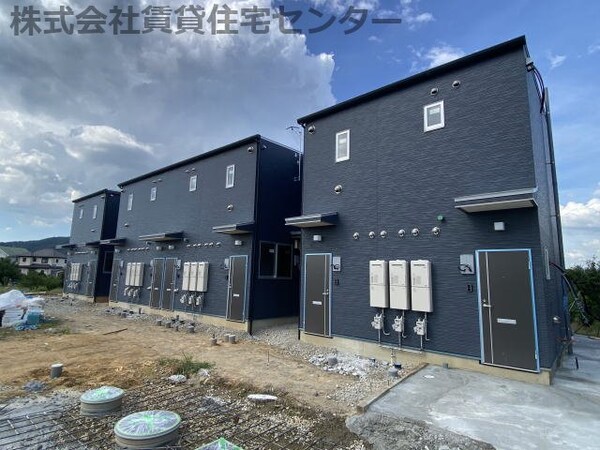 外観(建築中  施工例※実際の建物とは、外壁、窓の開口部の位置等の)