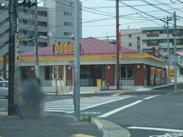 周辺環境(COCO’S小山駅東店まで832ｍ)