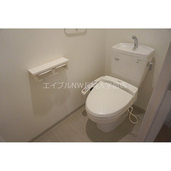 トイレ(※写真は別号室になります。)