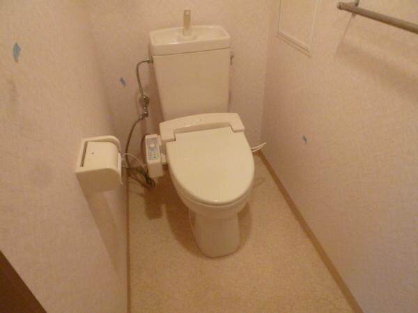 トイレ(上部に棚があって便利♪)