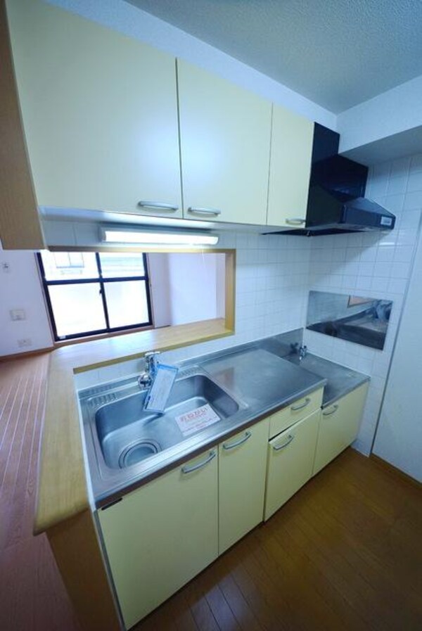 キッチン(★広めのキッチンカウンターはお料理がはかどりやすそうですね★)