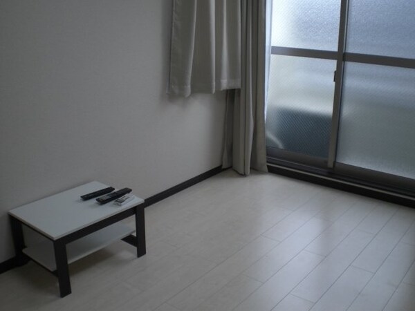 リビング・居室(床材、窓位置などは部屋に異なる場合がございます。)