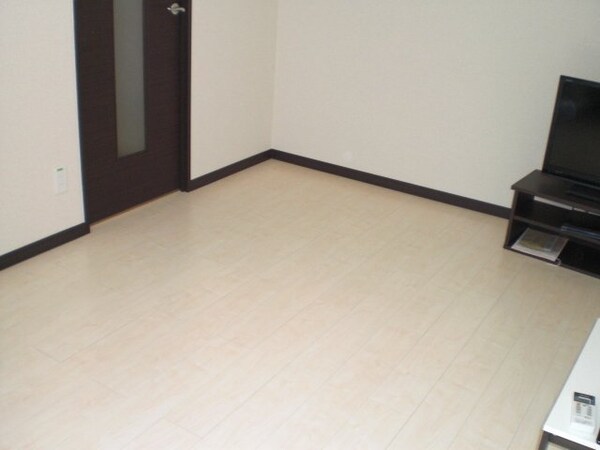 リビング・居室(床材、ドア位置などは部屋により異なる場合がございます。)