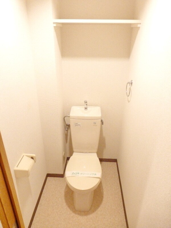 トイレ(トイレです。上部の棚が便利ですよ)
