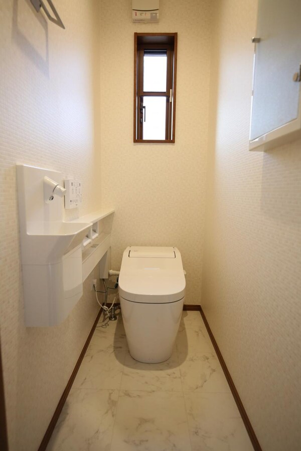 トイレ(専用手洗いユニット付きのタンクレス暖房洗浄便座です)