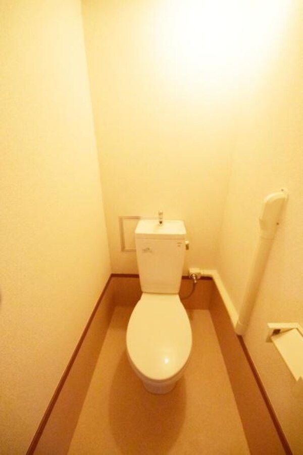 トイレ(★★同仕様のお部屋　トイレ個室もひろいです★★)