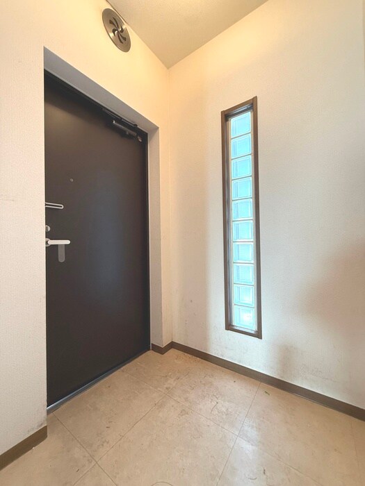 物件内観写真16　(玄関)