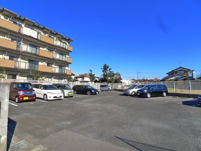 物件外観写真3　(駐車場)