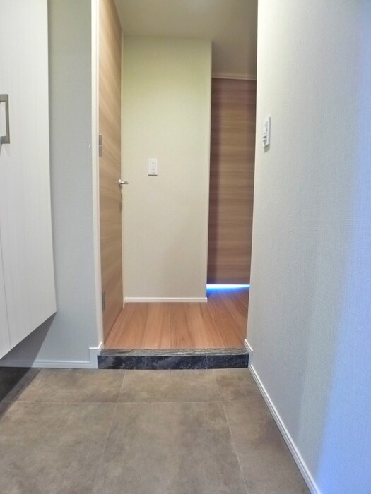 物件内観写真7　(玄関)