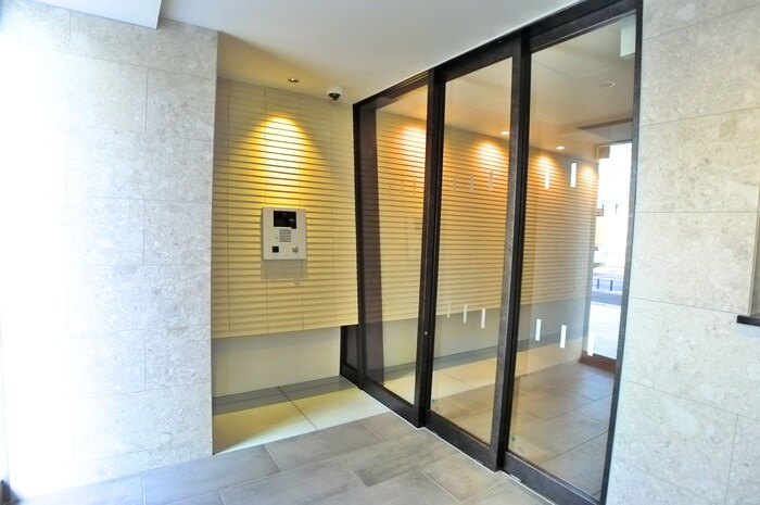 物件外観写真3　(エントランス部分)