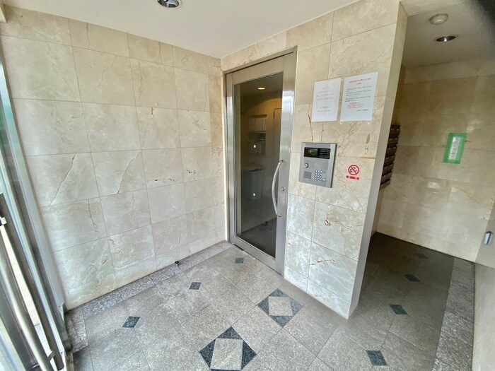 物件外観写真2　(エントランス部分)