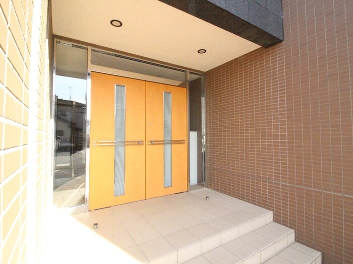 物件外観写真5　(エントランス部分)