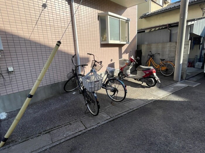 物件外観写真3　(駐輪場)