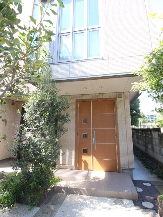 物件外観写真3　(エントランス部分)