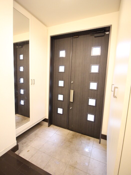 物件内観写真16　(玄関)