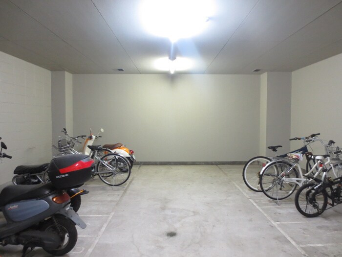 物件外観写真3　(駐輪場)