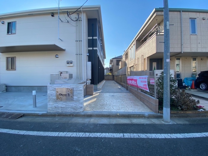 物件外観写真2　(エントランス部分)