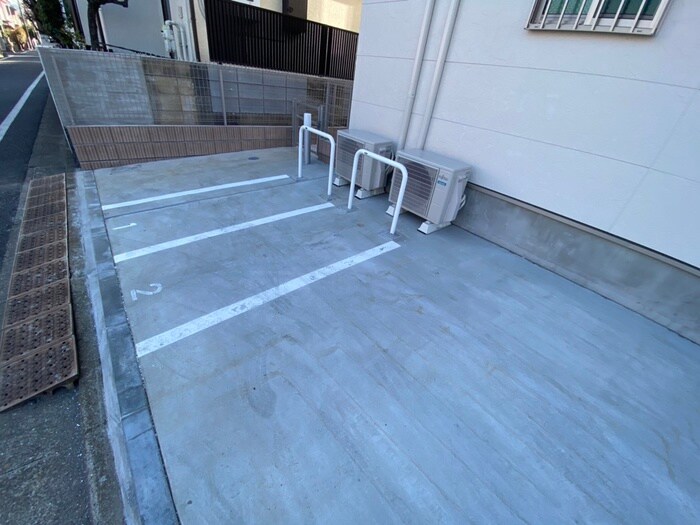 物件外観写真6　(バイク置き場)