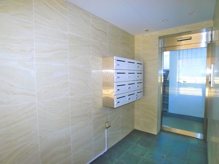 物件外観写真5　(エントランス部分)