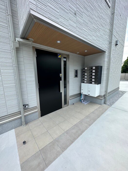 物件外観写真4　(エントランス部分)