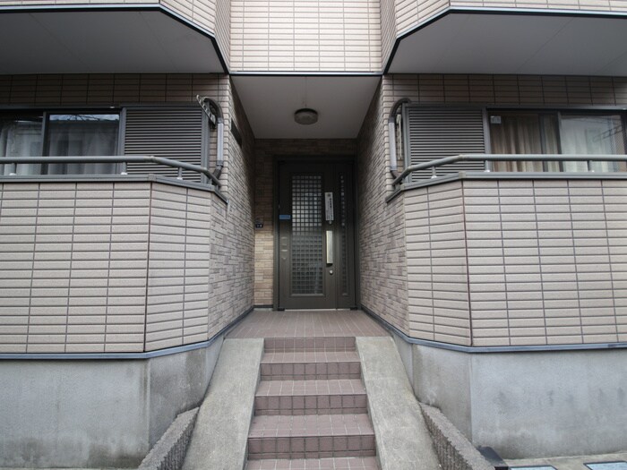 物件外観写真6　(エントランス部分)