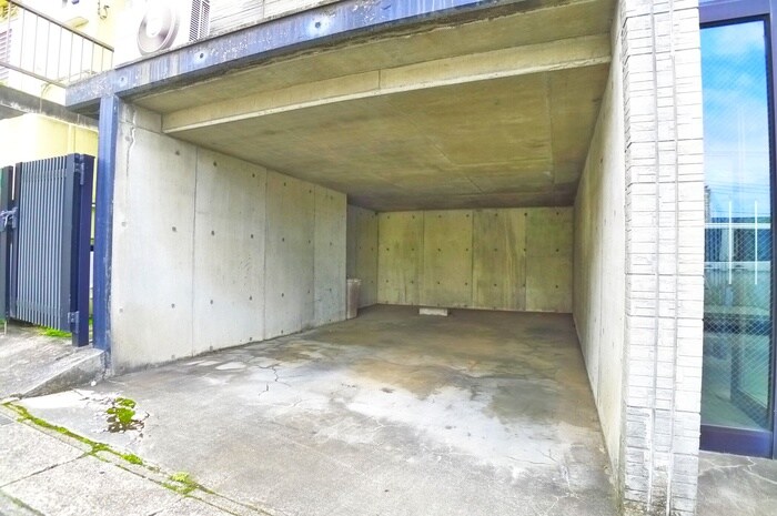 物件外観写真5　(駐車場)