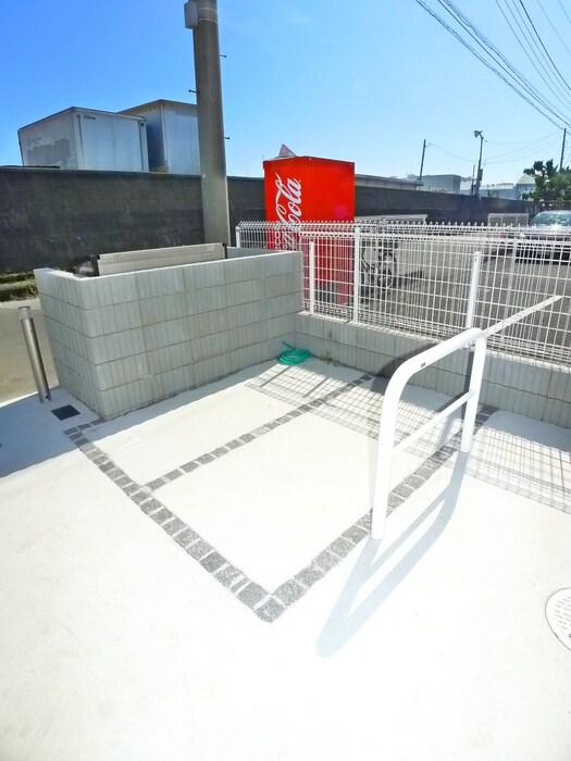 物件外観写真3　(バイク置き場)