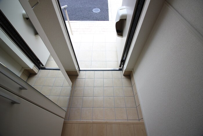 物件内観写真12　(玄関)