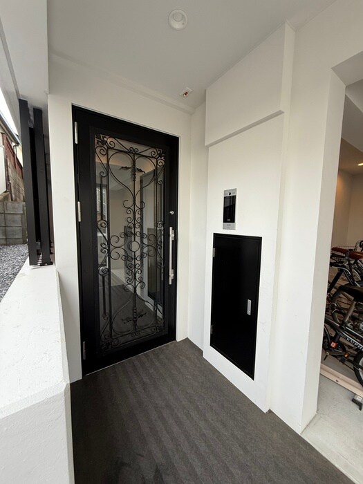 物件外観写真3　(エントランス部分)