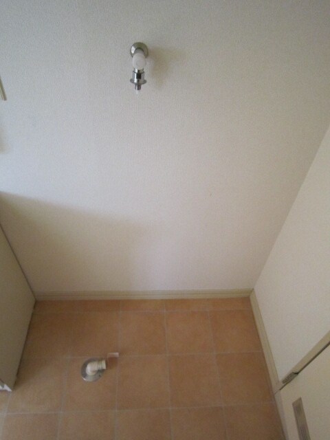 物件内観写真6　(洗濯機置場)