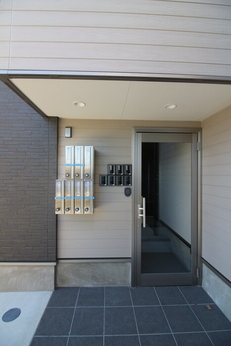 物件外観写真4　(エントランス部分)