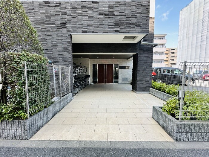 物件外観写真2　(エントランス部分)