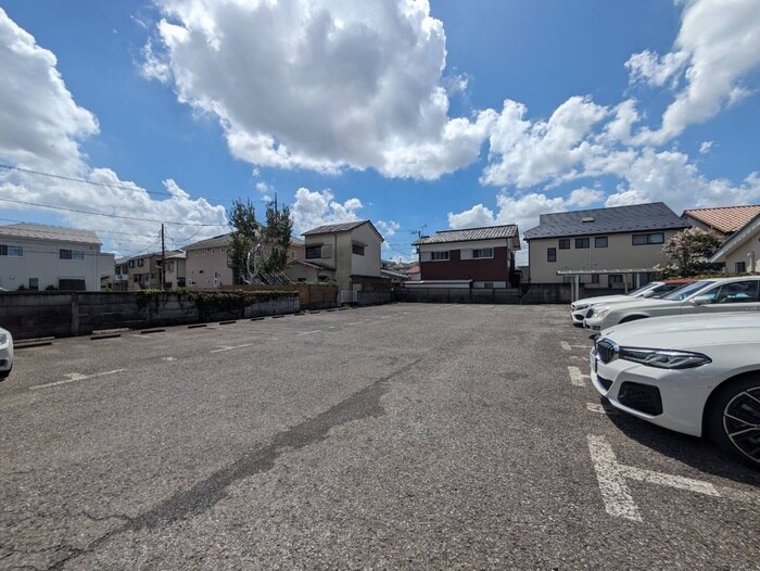 物件外観写真4　(駐車場)