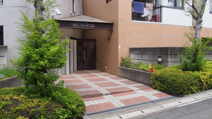 物件外観写真2　(エントランス部分)