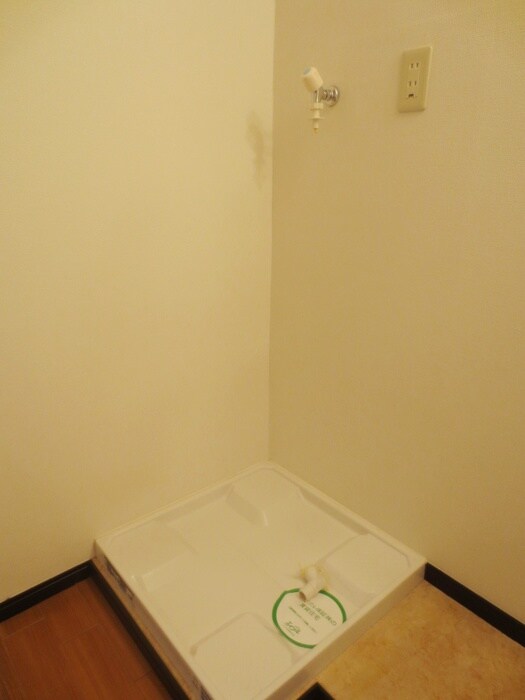 物件内観写真16　(洗濯機置場)