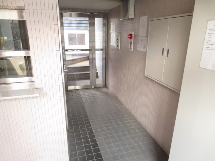 物件外観写真2　(エントランス部分)