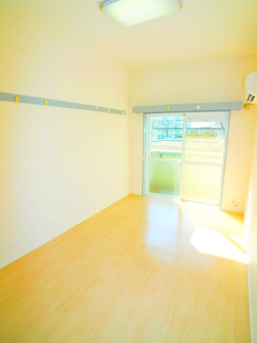 物件内観写真4　(室内からの展望)