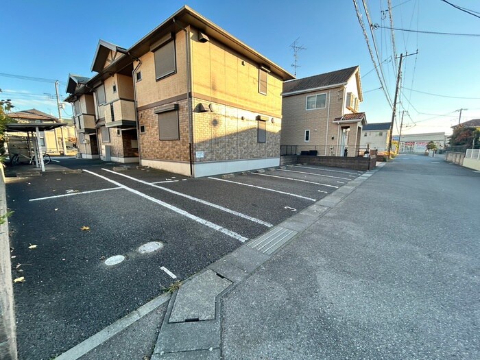 物件外観写真3　(駐車場)