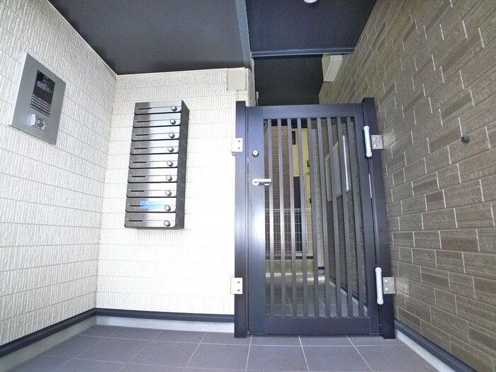 物件外観写真2　(エントランス部分)